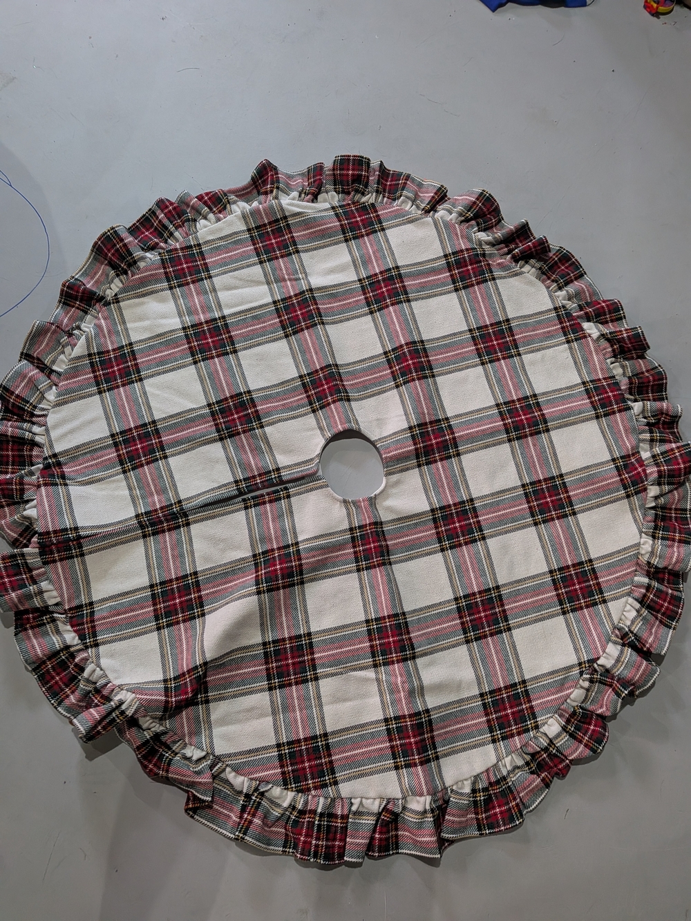 Plaid Ruffle Hem Circle Skirt For Christmas Tree in Plaid